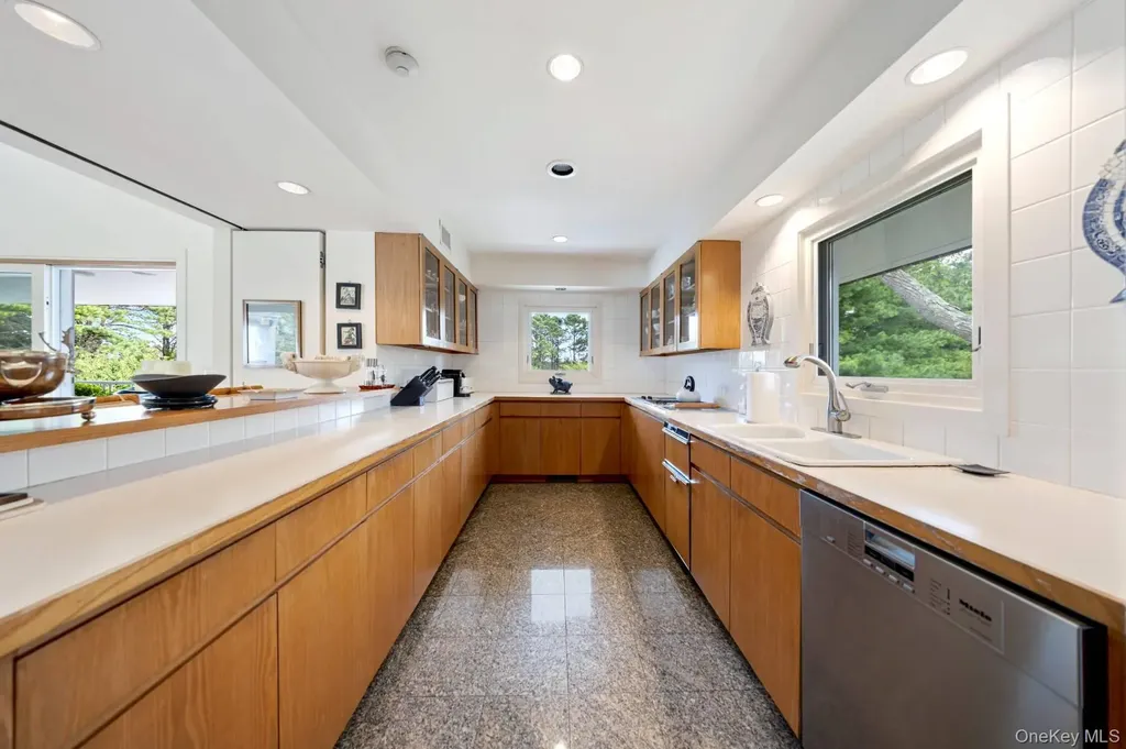 20 Hillside Road Southampton NY 11968