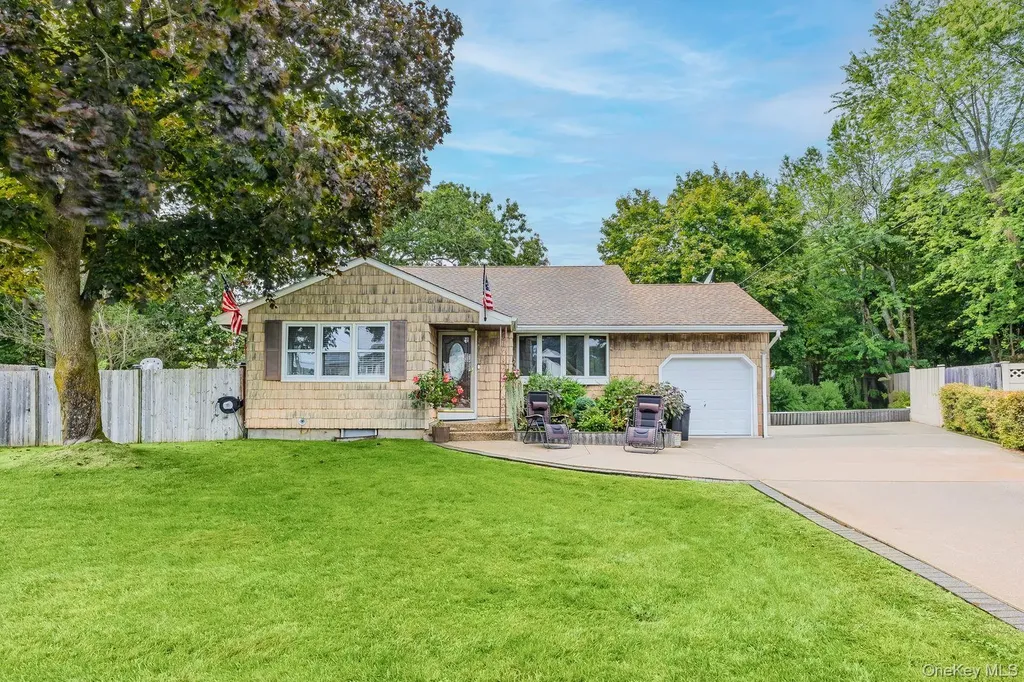 22 Larry Road Selden NY 11784