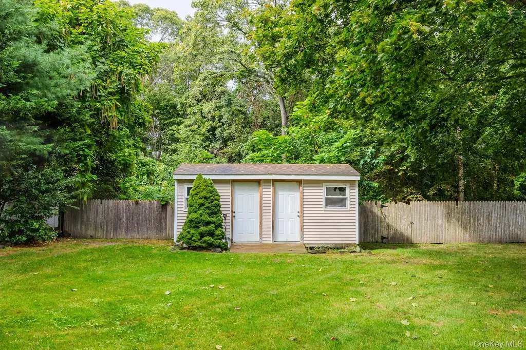 22 Larry Road Selden NY 11784