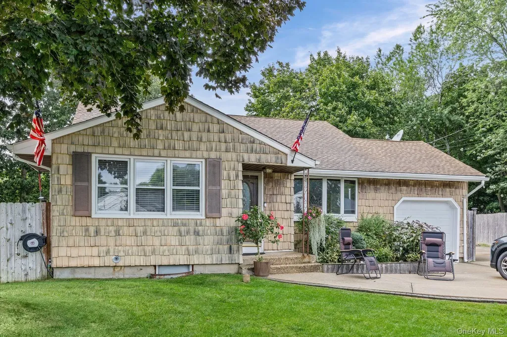 22 Larry Road Selden NY 11784