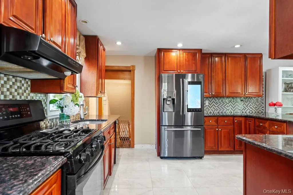 118 Grant Avenue Albertson NY 11507
