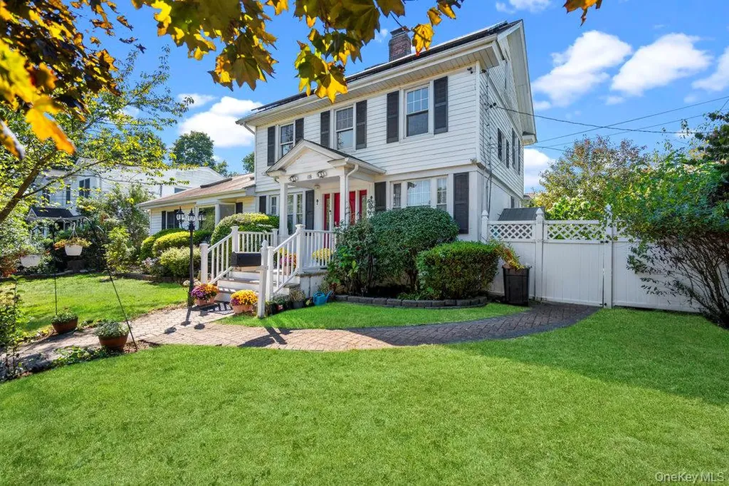 118 Grant Avenue Albertson NY 11507