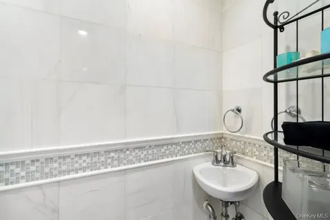 118 Grant Avenue Albertson NY 11507