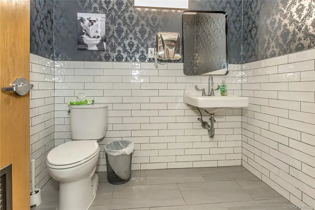 210-08/12 Northern Boulevard Bayside NY 11361