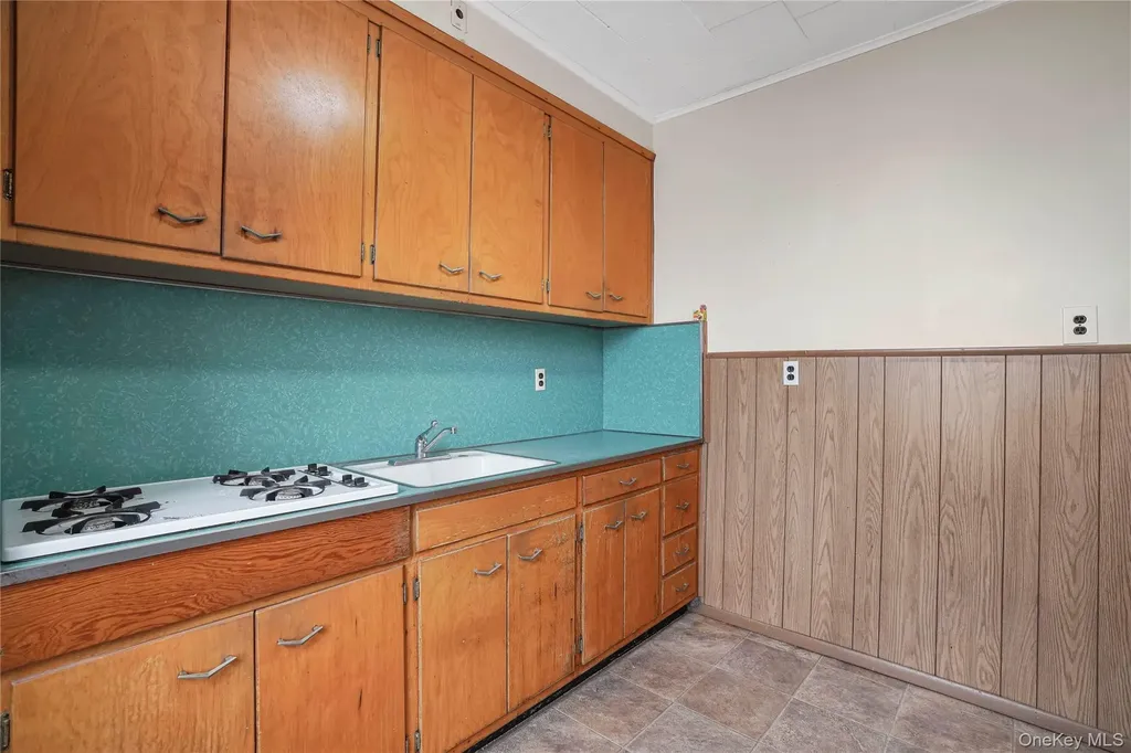 72-07 73 Street Glendale NY 11385
