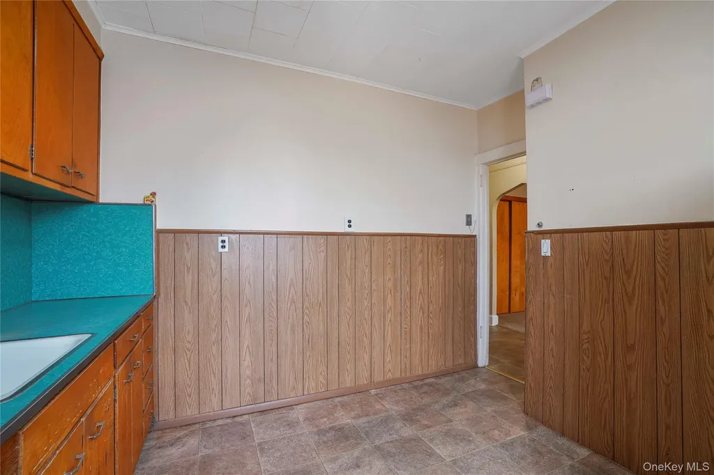 72-07 73 Street Glendale NY 11385