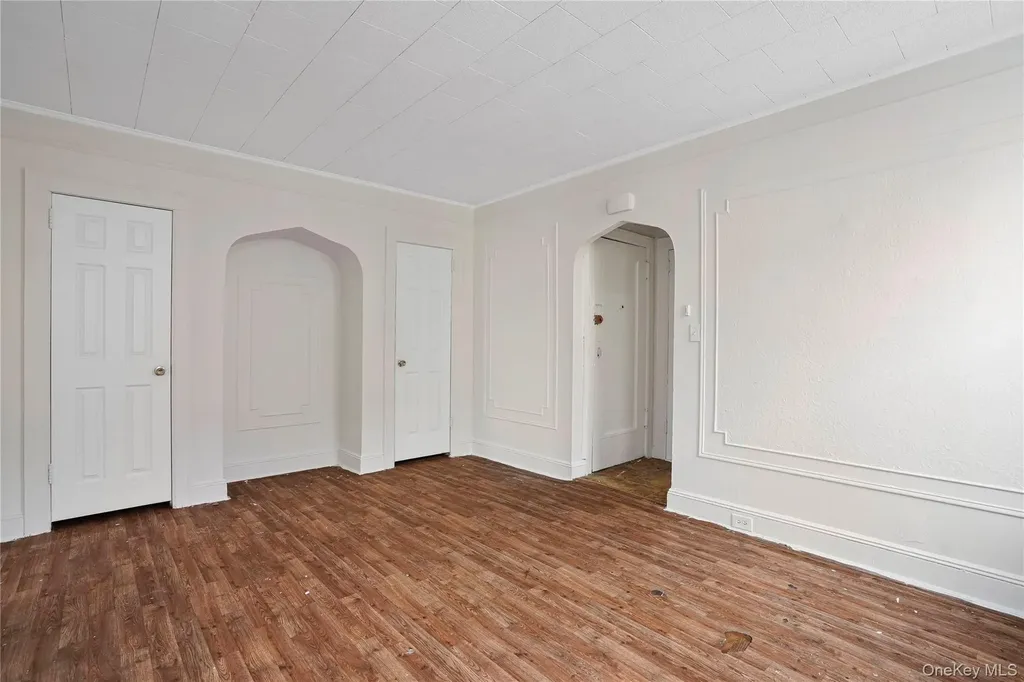 72-07 73 Street Glendale NY 11385