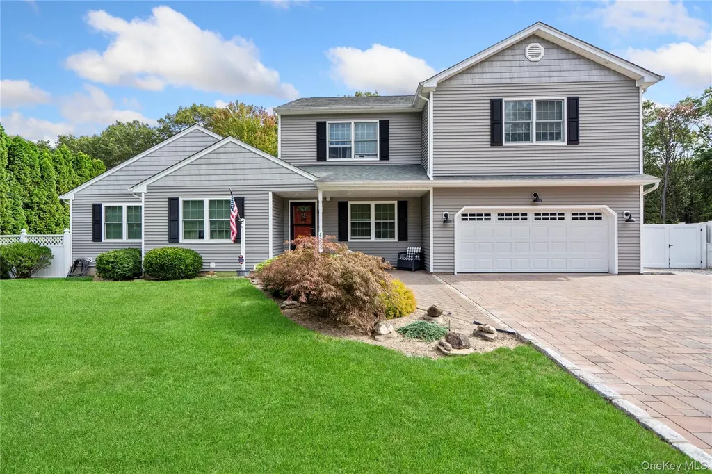 27 Evelyn Court Manorville NY 11949