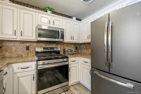 27 Evelyn Court Manorville NY 11949