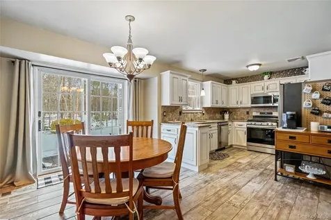 27 Evelyn Court Manorville NY 11949