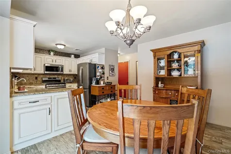 27 Evelyn Court Manorville NY 11949