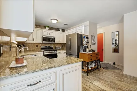 27 Evelyn Court Manorville NY 11949