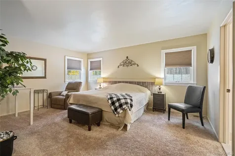 27 Evelyn Court Manorville NY 11949