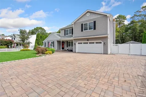 27 Evelyn Court Manorville NY 11949