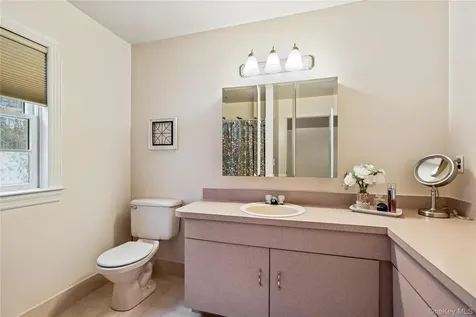 27 Evelyn Court Manorville NY 11949