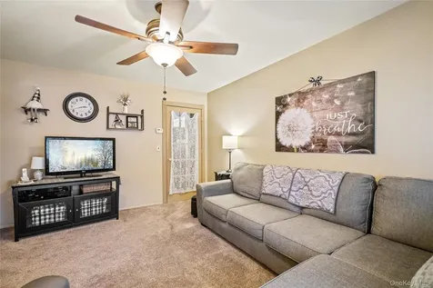 27 Evelyn Court Manorville NY 11949