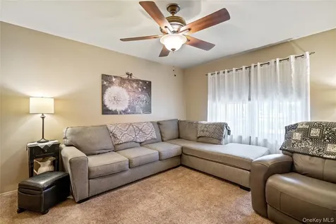27 Evelyn Court Manorville NY 11949