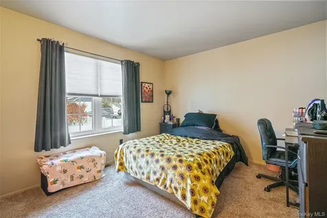27 Evelyn Court Manorville NY 11949