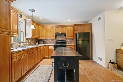 27 Evelyn Court Manorville NY 11949