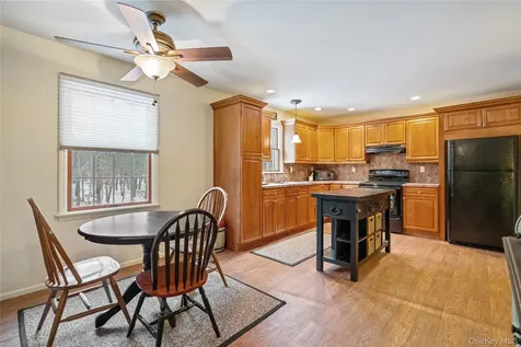 27 Evelyn Court Manorville NY 11949