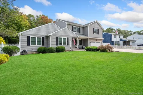 27 Evelyn Court Manorville NY 11949