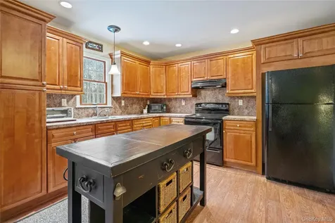 27 Evelyn Court Manorville NY 11949