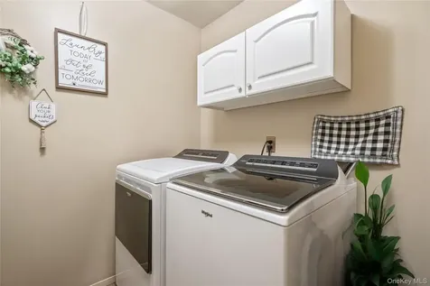 27 Evelyn Court Manorville NY 11949