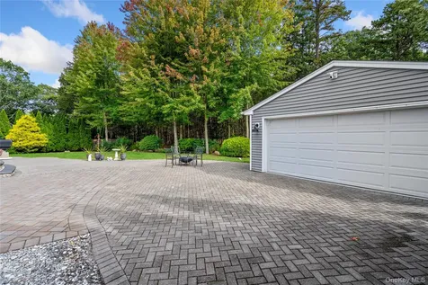 27 Evelyn Court Manorville NY 11949