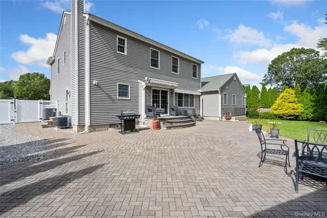 27 Evelyn Court Manorville NY 11949