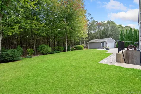 27 Evelyn Court Manorville NY 11949