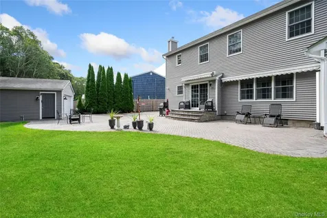 27 Evelyn Court Manorville NY 11949