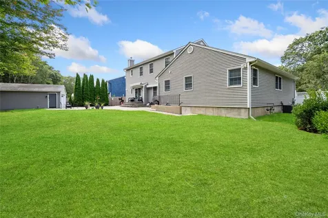 27 Evelyn Court Manorville NY 11949