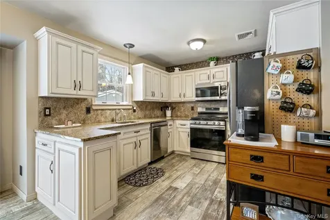 27 Evelyn Court Manorville NY 11949