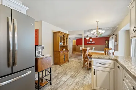 27 Evelyn Court Manorville NY 11949