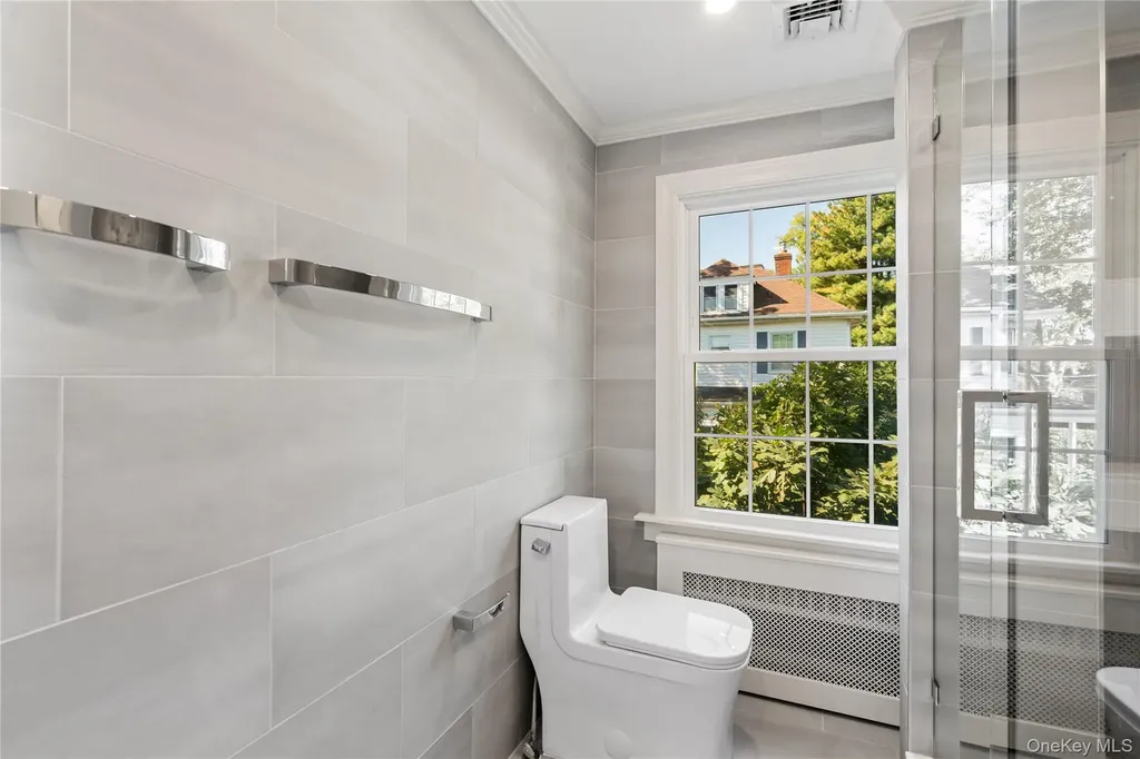 99 Warner Avenue Roslyn Heights NY 11577