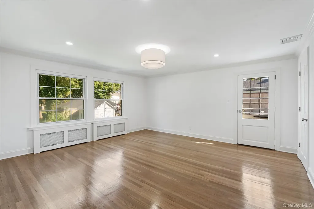 99 Warner Avenue Roslyn Heights NY 11577