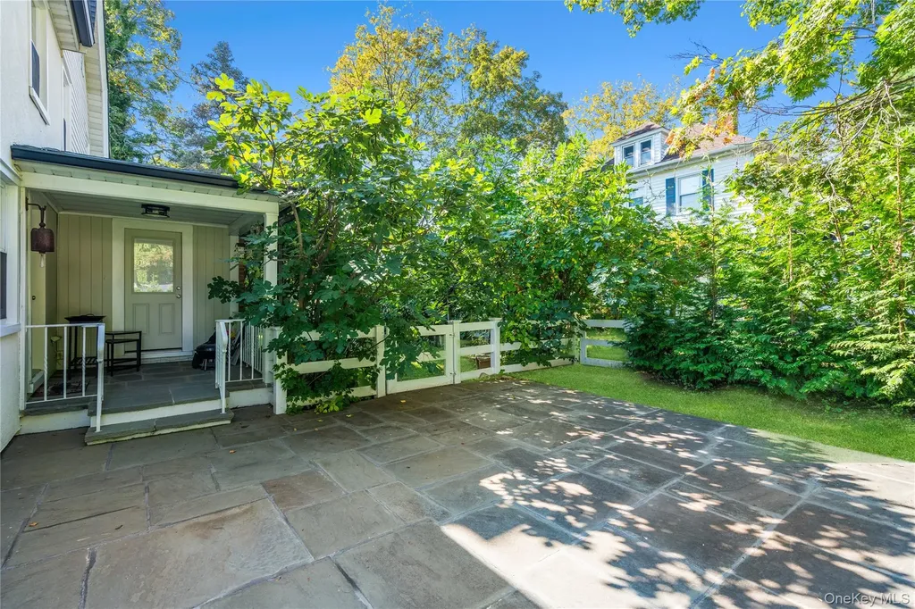 99 Warner Avenue Roslyn Heights NY 11577