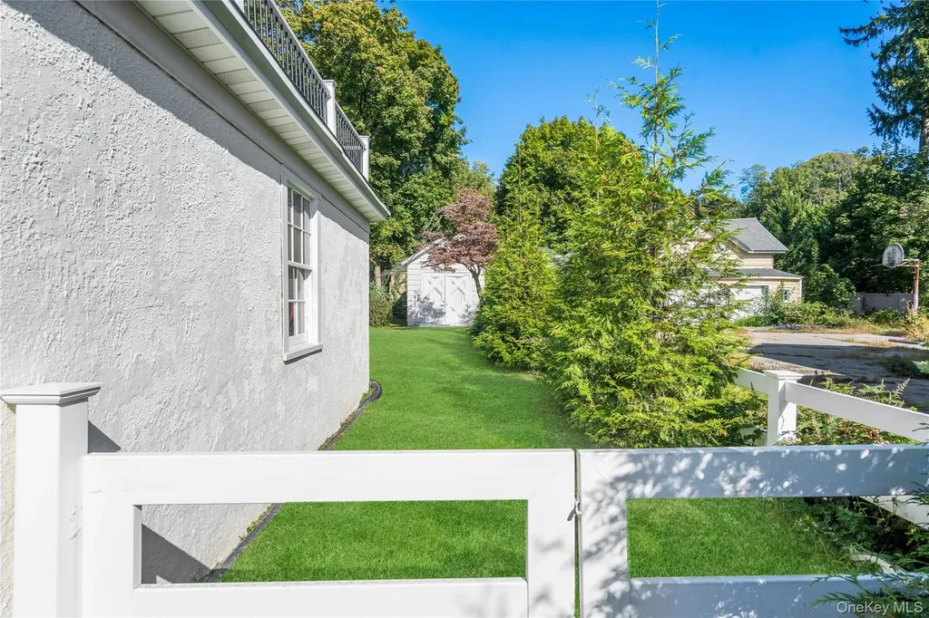 99 Warner Avenue Roslyn Heights NY 11577