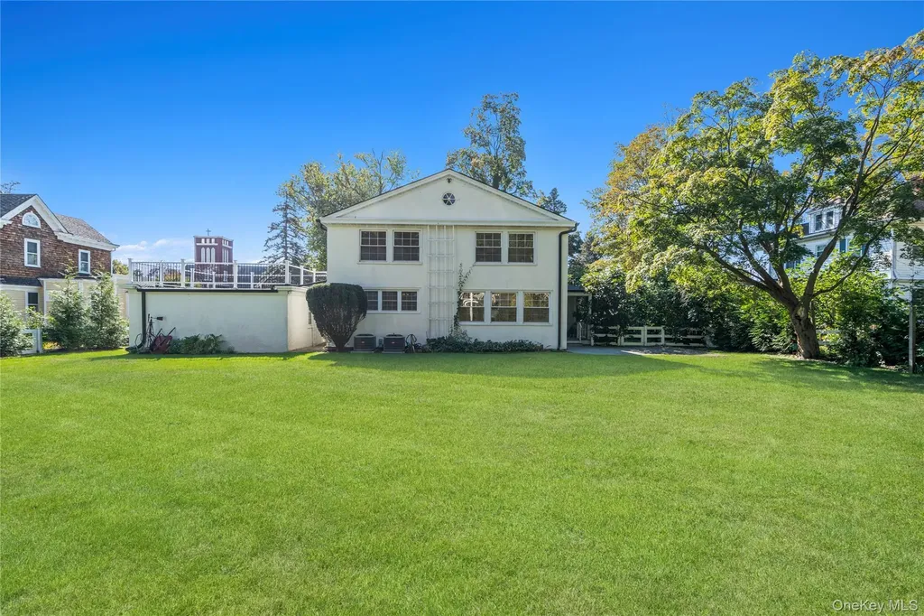 99 Warner Avenue Roslyn Heights NY 11577