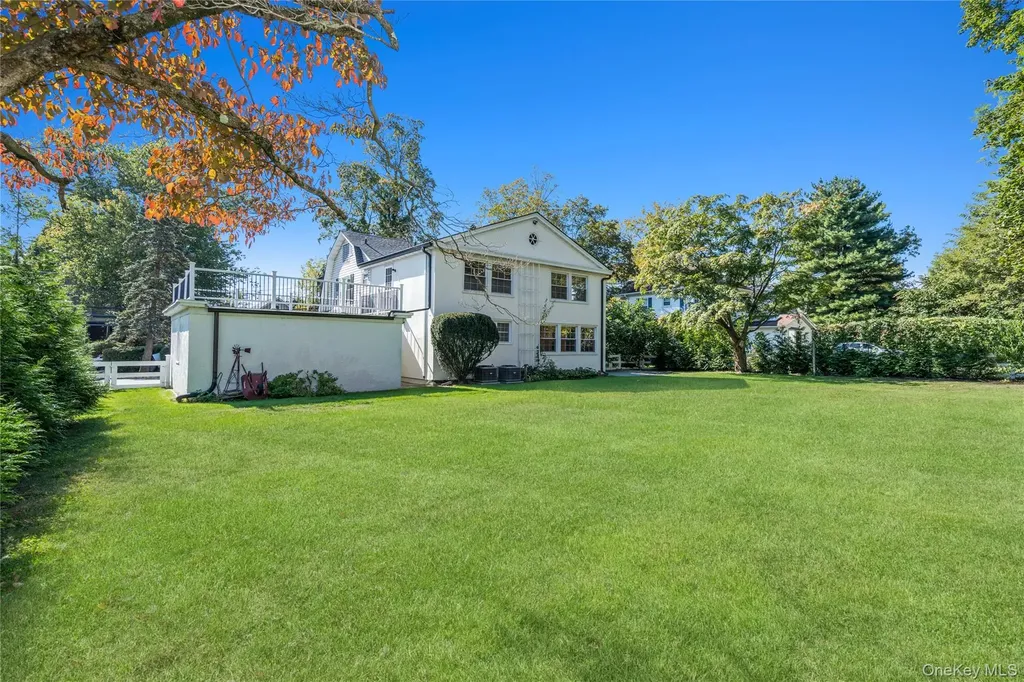 99 Warner Avenue Roslyn Heights NY 11577