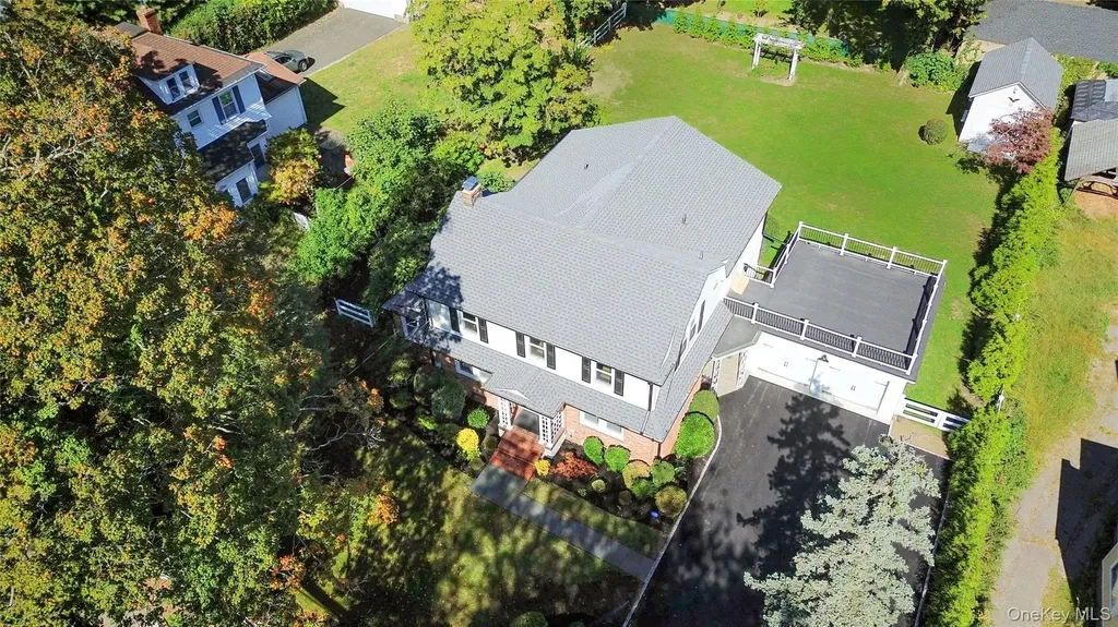 99 Warner Avenue Roslyn Heights NY 11577