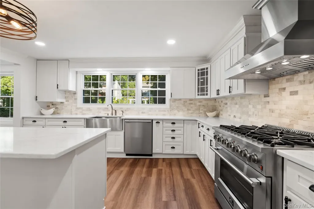 99 Warner Avenue Roslyn Heights NY 11577