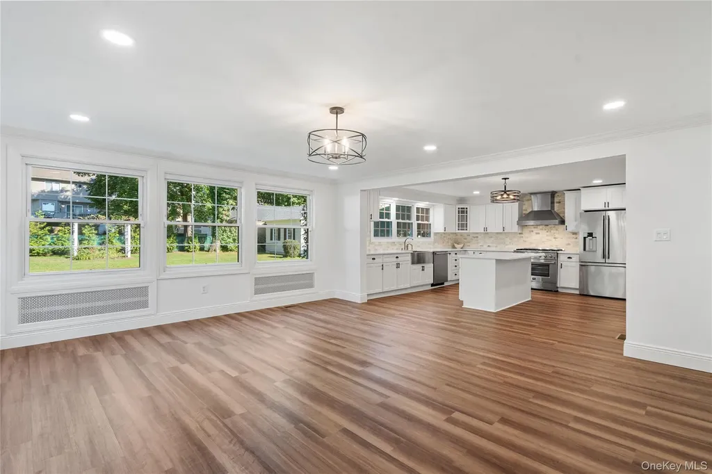 99 Warner Avenue Roslyn Heights NY 11577