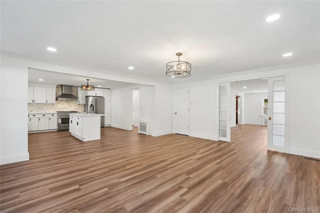 99 Warner Avenue Roslyn Heights NY 11577