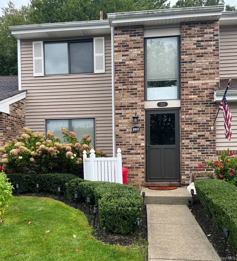 203 Pond View Lane Smithtown NY 11787
