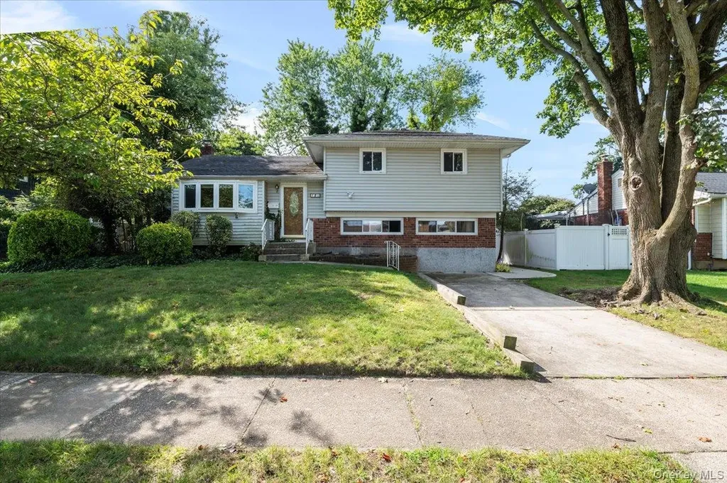 15 Alma Lane Plainview NY 11803