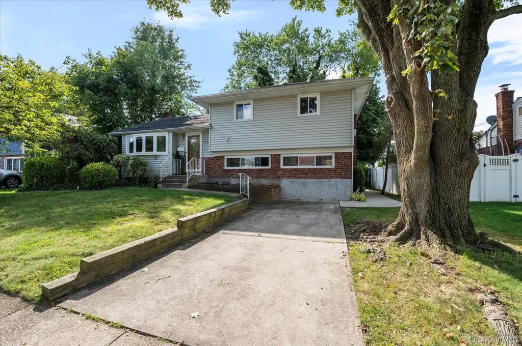 15 Alma Lane Plainview NY 11803