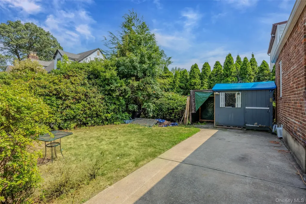 1218 Terrace Boulevard New Hyde Park NY 11040