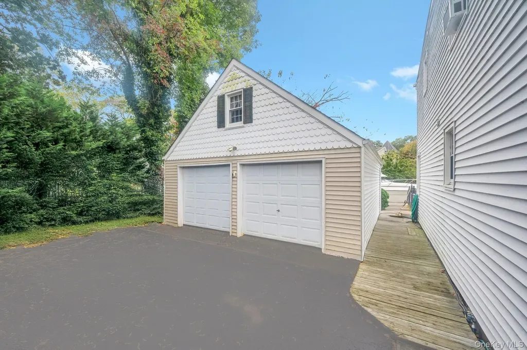 190 Connetquot Drive Oakdale NY 11769