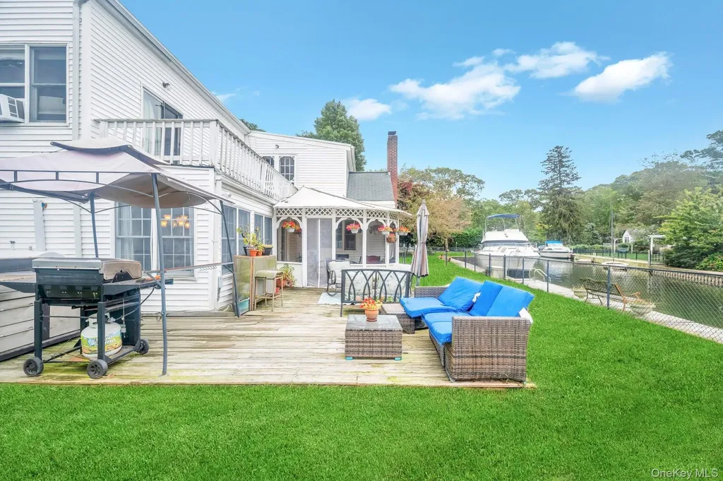 190 Connetquot Drive Oakdale NY 11769
